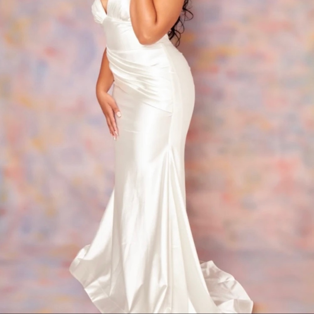 White bridal dress. Perfect for a reception dress.